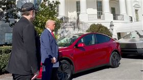 川普 馬斯克 特斯拉。（圖／翻攝自川普X平台 ）