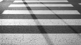 ▲斑馬線，馬路，過馬路，行人。（示意圖／翻攝自Pixabay）
