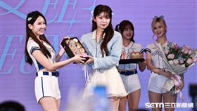 ▲李珠珢加盟Fubon Angels媒體見面會，隊員檸檬送上麥克風。（圖／記者劉彥池攝影）