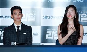 雪莉在2017年曾與金秀賢演出19禁電影《real》，超大犧牲卻讓話題輿論變調。（圖／翻攝自韓網）