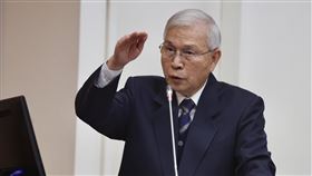 楊金龍赴立院財政委員會進行業務報告中央銀行總裁楊金龍13日列席立法院財政委員會業務報告時重申，央行貨幣政策調整有3條件，一是觀察通膨與通膨預期，二是看主要央行的調整貨幣政策調整情況，三是國內外經濟金融情況、經濟發展也要考量，但也須留意川普2.0帶來的不確定性。中央社記者王飛華攝  114年3月13日