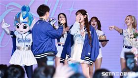 ▲李珠珢加盟Fubon Angels媒體見面會，應援團長Travis送她手指愛心。（圖／記者劉彥池攝影）