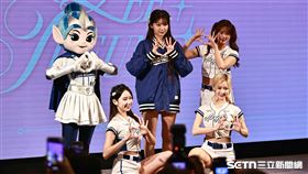 ▲李珠珢加盟Fubon Angels媒體見面會，和檸檬、秀秀子、沁沁跳應援。（圖／記者劉彥池攝影）