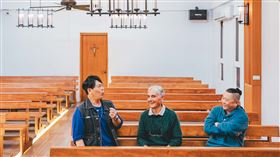 邰智源（右）、邵大倫（左）拜訪花蓮玉里天主堂法裔神父劉一峰備受感動。（圖／公視台語台提供）