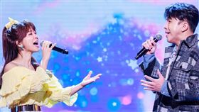 許志豪（右）和翁鈺鈞深情對唱（圖／中視提供）