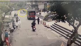 騎士無聊當有趣，翹孤輪耍帥卻撞倒阿嬤。（圖／警方提供）
