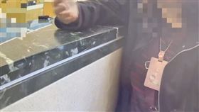 女子表示與韓星宋承憲交往4個月，堅持匯款10萬元遭警勸阻。（圖／翻攝畫面）