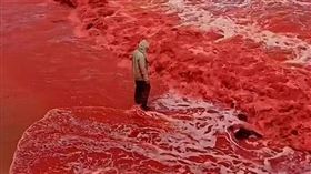 大雨沖刷土壤、海水被染紅，場面相當壯觀。（圖／翻攝自IG＠hormoz_omid）


