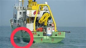 中國公務船進入金門水域投放水下探測器。（圖／海巡署提供）