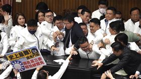 國民黨突襲審選罷法  綠委衝主席台爆推擠（1）立法院6日舉行院會，國民黨團提案變更議程，要將選罷法修正案排入議程，讓連署加嚴版本能在6日三讀。不過，在尚未討論到該案時，民進黨立委突從主席台後門衝上前，欲搶占主席台，雙方爆發推擠衝突。中央社記者徐肇昌攝  113年12月6日