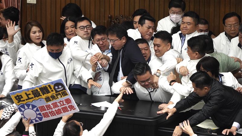 不滿藍白立院作亂　8成6網友挺民團大罷免