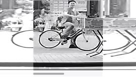 露鳥俠騎紅色淑女車出沒，詭異微笑嚇人。（圖／翻攝自岡山人2.0社群）