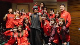 ▲怕胖團再度操刀味全龍年度主題曲，啦啦隊小龍女驚喜獻聲。（圖／味全龍球團提供）