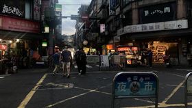 基隆愛四路夜市5/17起停業1週為保護民眾安全和健康並為防疫一起努力，基隆愛四路夜市攤商開會決議自17日凌晨0時起將自主停業1週，預計24日下午4時恢復營業。中央社記者王朝鈺攝  110年5月16日