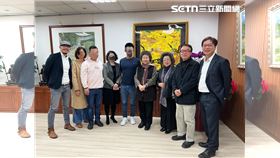 ▲裘振宇拜訪監察委員，並與監察院長陳菊、監委范巽綠等人合照。（圖／吹哨者提供）