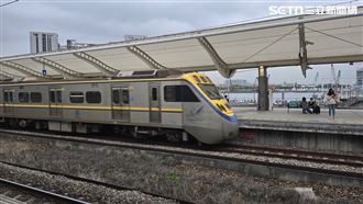 屁孩鐵軌排石頭慘了　台鐵區間車迎面撞上