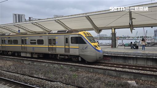 屁孩鐵軌排石頭慘了　台鐵區間車迎面撞上