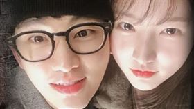 《橫豎研究所》頻道再流出1張金秀賢跟金賽綸2人最新貼臉照。（圖／翻攝自Youtube）