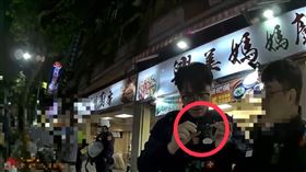 吳男被發現身上藏有折疊刀。（圖／警方提供）
