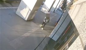 ▲鍾文智最近一次到派出所報到的身影曝光。（圖／翻攝畫面）