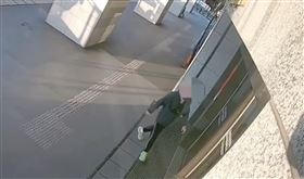 ▲鍾文智最近一次到派出所報到的身影曝光。（圖／翻攝畫面）