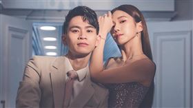 網紅情侶檔「眾量級CROWD」（圖／翻攝自眾量級臉書）
