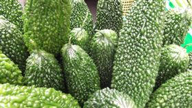 山苦瓜 網紅三寶藥師建議，要有效阻斷澱粉，需要穩定調控的輔助產品，可在餐前選擇含有白腎豆、苦瓜胜肽等成份的保健食品，幫助調控。（圖／三寶藥師提供）