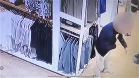 警方調查，黃男拆標後直接將外套穿在身上步出店外。（翻攝畫面）
