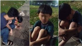 印尼一名男童凌晨2點被發現坐在雅加達街頭，身邊放著要販售的炸豆腐，小小身軀不停搖晃著打著瞌睡。他告訴路人，自己因為沒把豆腐賣完，不敢回家。（圖／Tiktok／fansideadandesign）