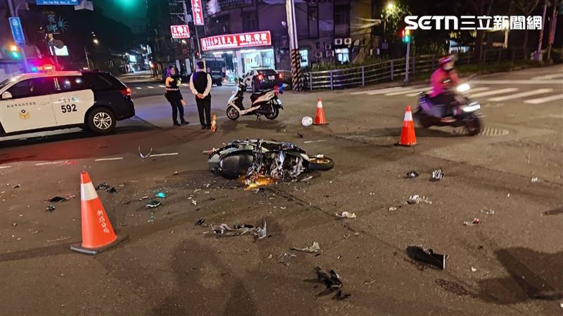 高速撞小黃！機車淪廢鐵、騎士噴飛陷昏迷