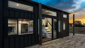 ▲ Shelly 太陽能小屋將奢華與可持續完美融合，打造獨立離網的現代微型住宅，為環保生活提供全新可能。（圖／永續新聞網官網）