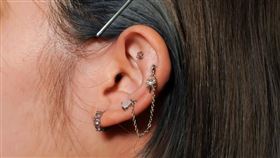 許多人愛漂亮，會選擇打耳洞。（圖／台北慈濟醫院提供）