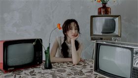 柯佳嬿迎接新書「誕生」引熱烈迴響 ，秀清純「雙馬尾照」。(圖／重版文化提供)