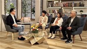 台灣超馬一哥陳彥博與爸爸媽媽接受鄭弘儀〈話時代人物〉專訪。（圖／三立電視提供）