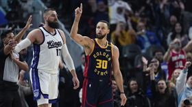 ▲柯瑞（Stephen Curry）投進生涯第4000顆三分球，成為NBA史上第1人。（圖／美聯社／達志影像）