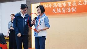 就是遞麥克風的舉動被外界解讀是暗示交棒市長。（圖／翻攝自柯志恩臉書）