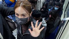 Sandy頂著完整妝髮搭捷運趕場。（圖／翻攝自Sandy IG）