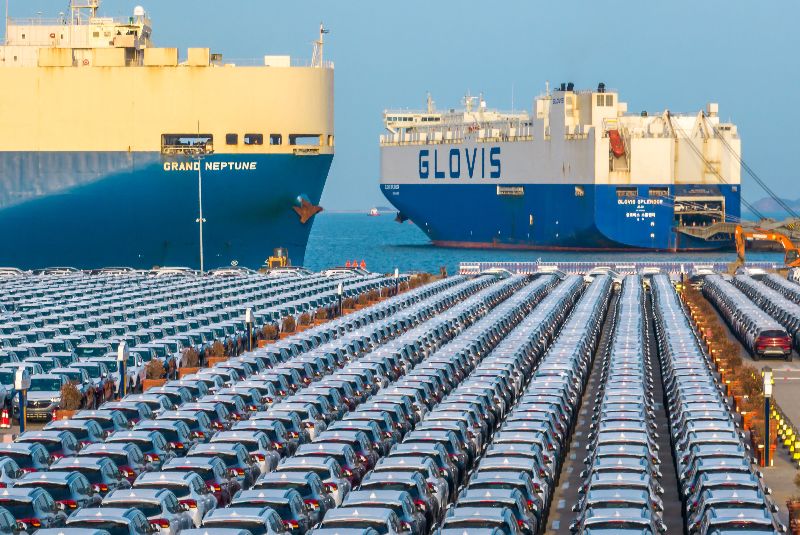 中國國有企業中國遠洋海運集團與德國汽車物流供應商BLG（BLG Logistics）達成合作，將降低中國汽車在歐洲市場的運輸成本。圖為2023年3月17日煙台港外貿商品車「出海」場景。（中新社提供）