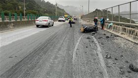 砂石車在台64線上因爛泥滲漏造成重機騎士車禍。（圖／翻攝畫面）