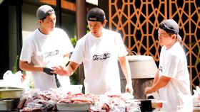 蔡凡熙(左起)、胡宇威、蔡昌憲討論改良後的刈包製作方式。（圖／華視提供）