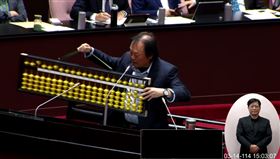 王世堅送卓榮泰禮物（圖／翻攝畫面）