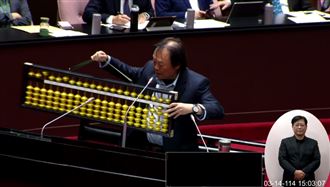 王世堅新會期送「它」　卓榮泰笑了