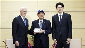 ▲佐佐木朗希贈送日本首相石破茂簽名球帽。（圖／美聯社／達志影像）