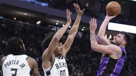  ▲湖人球星東契奇（Luka Doncic）單場狂砍45分，再度刷新披上紫金戰袍後新高，卻仍無法率隊贏球。（圖／美聯社／達志影像）