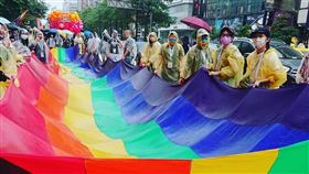 未成年雙性人變性手術  衛福部將嚴格把關衛福部近期公告性多樣（LGBT+）醫療照護指引，提及12至18歲有性別適應困難，經專業團隊評估後可執行性別手術，次長林靜儀強調，不是「公告核准」，為了避免未成年人過早接受非緊急且不可逆轉的性別手術，才會訂定建議原則，要求更謹慎的專業評估。圖為往年台灣同志遊行，民眾展開彩虹旗。中央社記者陳婕翎攝  114年1月13日