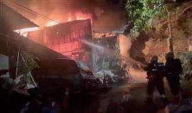 ▲新北市土城青雲路一木材工廠大火，警消趕抵現場時，工廠已全面燃燒。（圖／翻攝畫面）