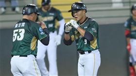 ▲台鋼雄鷹王柏融從富邦悍將張奕手中敲出陽春全壘打。（圖／翻攝自台鋼雄鷹臉書）