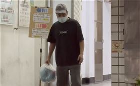 ▲「小翁立友」陳康岳筆錄做完，警方護送返家。（圖／翻攝畫面）