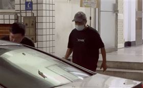 ▲「小翁立友」陳康岳筆錄做完，警方護送返家。（圖／翻攝畫面）
