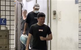 ▲「小翁立友」陳康岳筆錄做完，警方護送返家。（圖／翻攝畫面）